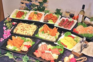 ３種の肉料理とエビフライも楽しめる！デラックスコース